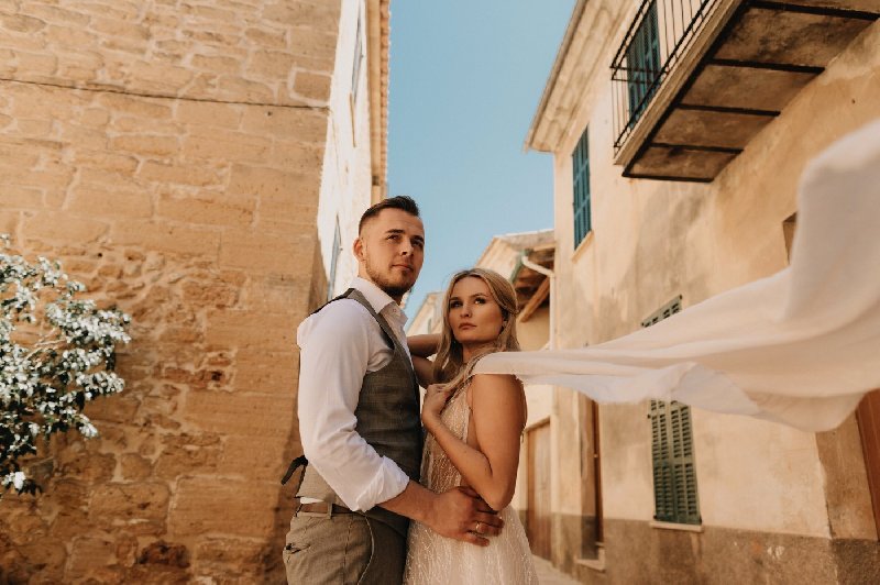 Zdecydowany wygląd na ślubie